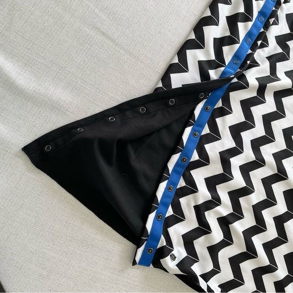 Lululemon Vinyasa Scarf *Luon Light Arrow Chevron White Black / Black - Picture 3 of 9